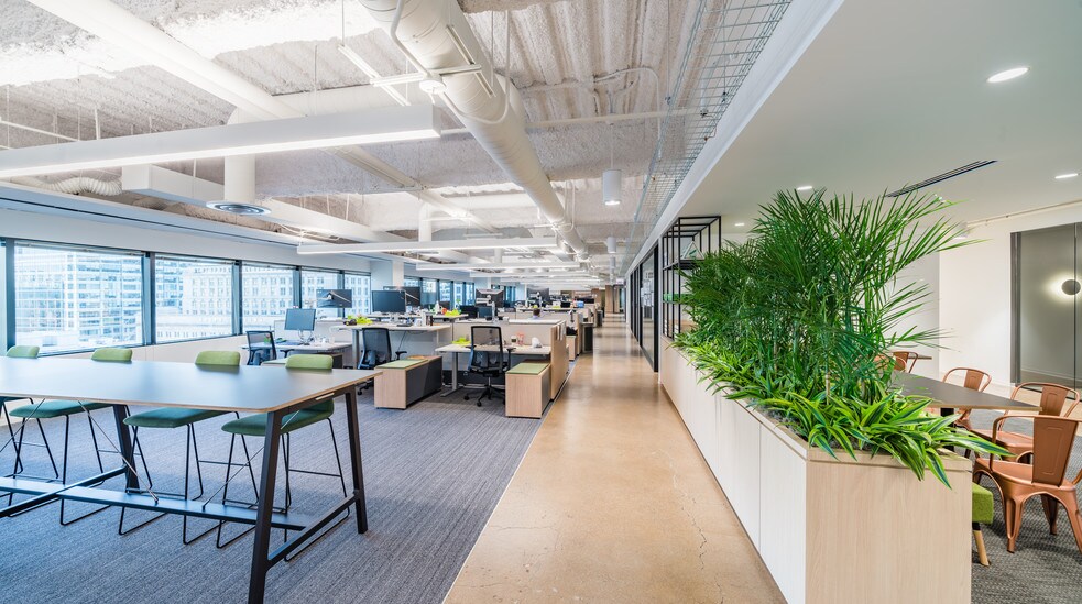 More Photos Of 300 S Riverside Plz, Chicago Office For Lease
