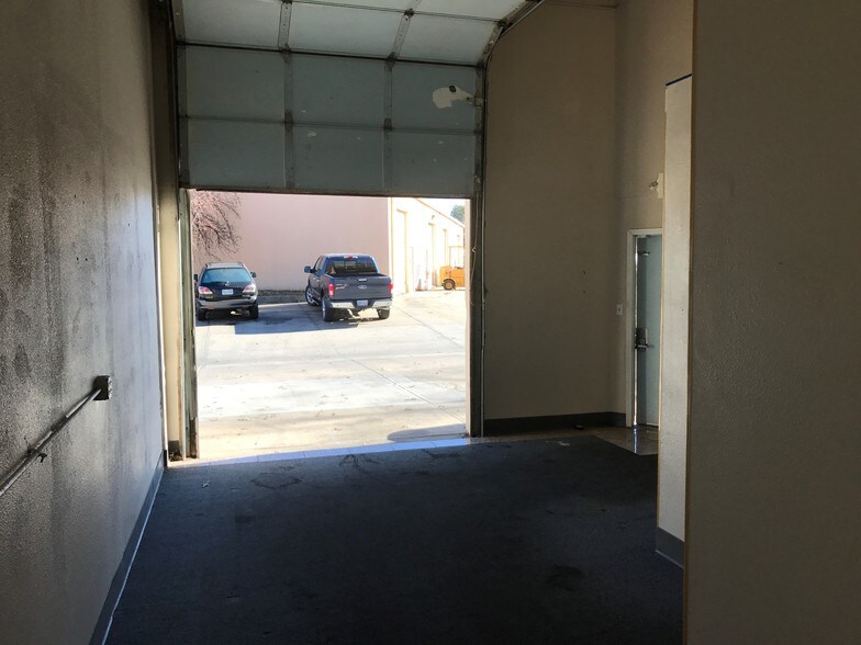 More Photos Of 11503 Strang Line Rd, Olathe Warehouse For Lease