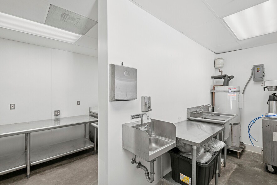More Photos Of 3000-3002 Newport Blvd, Newport Beach General Retail For Sale