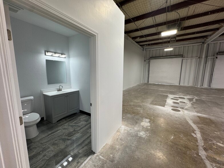 More Photos Of 4291 Polaris Ave, Las Vegas Distribution For Lease