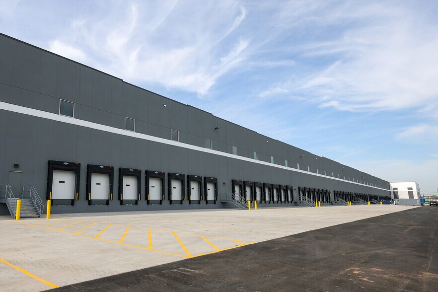 More Photos Of 1 Nassau Pl, Staten Island Warehouse For Lease