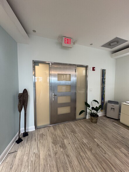 More Photos Of 320 1st St N, Jacksonville Beach Office Residential For Sale