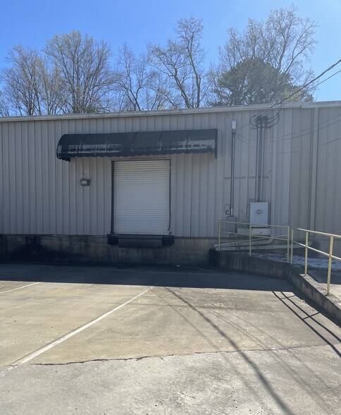 More Photos Of 31 Richards Rd NE, White Warehouse For Lease