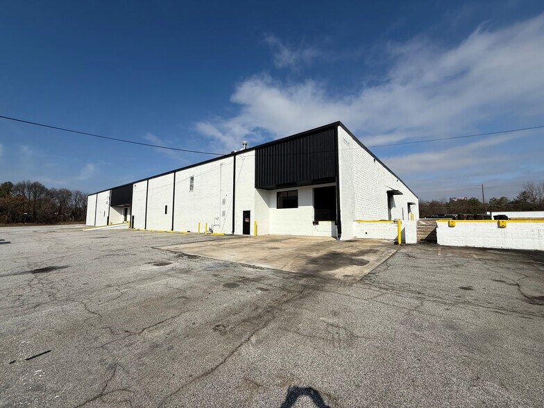 More Photos Of 15 Royal Dr, Forest Park Warehouse For Lease