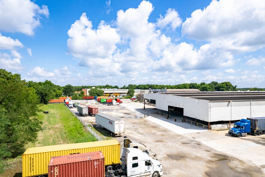 More Photos Of 8203 Fischer Rd, Dundalk Warehouse For Lease