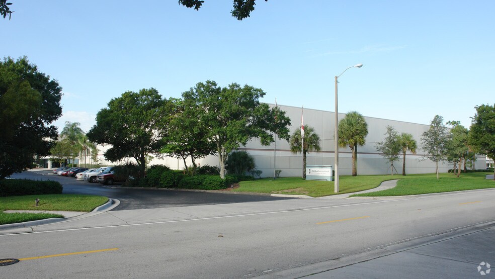 More Photos Of 13801-13807 NW 4th St, Sunrise Warehouse For Lease