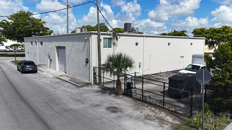 Primary Photo Of 701 NE 11th St, Fort Lauderdale Warehouse For Sale