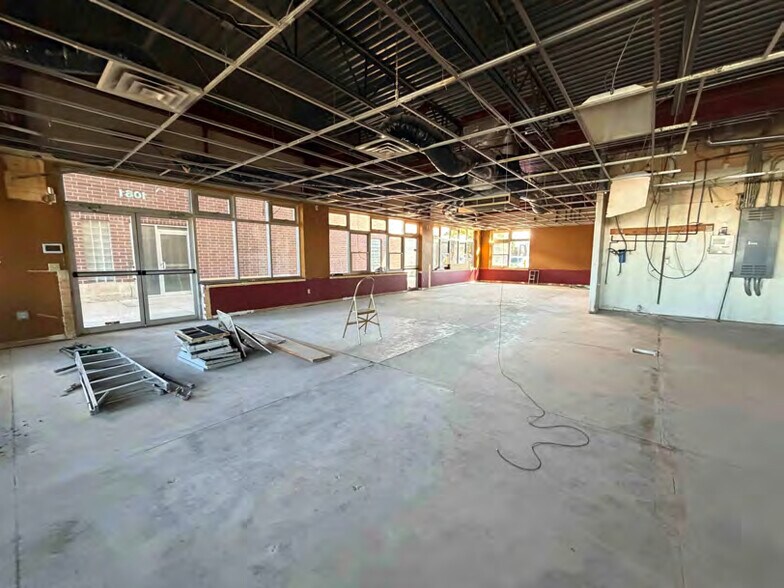 More Photos Of 1061 N Center Point Rd, Hiawatha Restaurant For Lease