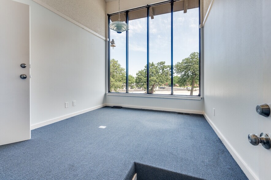 More Photos Of 1725 Cimarron Trl, Hurst Medical For Lease