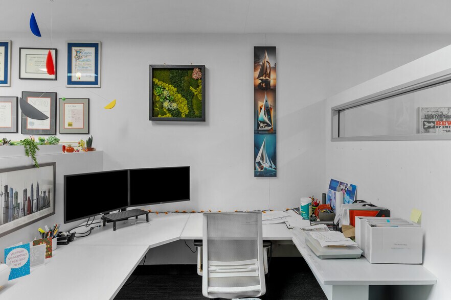 More Photos Of 10215 Santa Monica Blvd, Los Angeles Office For Sale