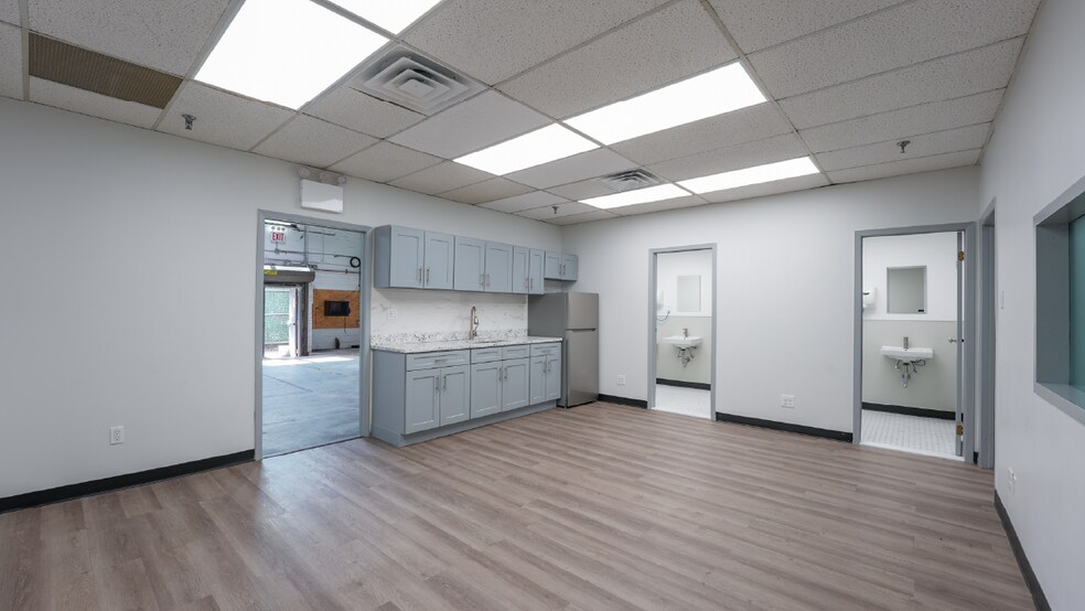More Photos Of 1845 Steinway St, Astoria Warehouse For Lease