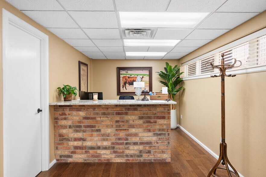 More Photos Of 2529 74th St, Lubbock Office For Lease