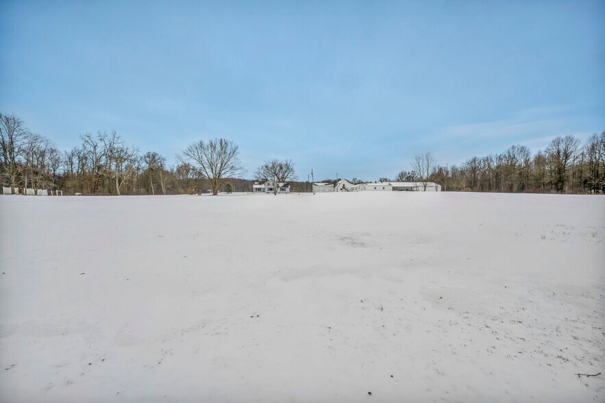 More Photos Of 4085 Herner County Line Rd, Southington Showroom For Sale