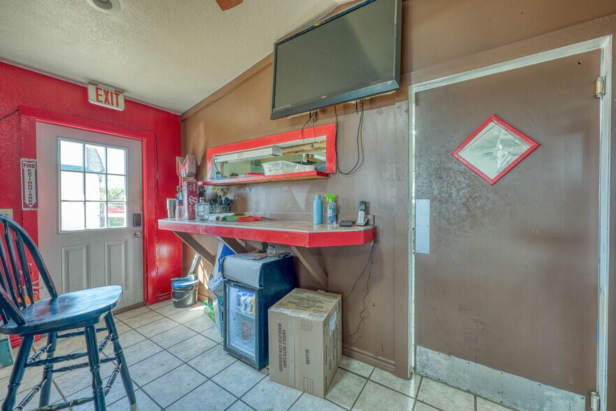 More Photos Of 106 Sunrise Dr, Sunrise Beach Restaurant For Sale