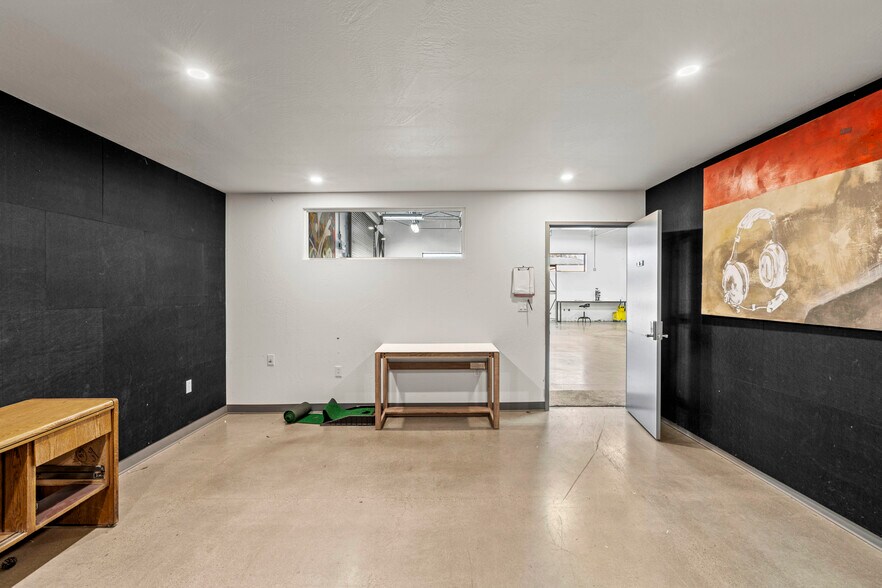 More Photos Of 4731 Industry Dr, Medford Light Manufacturing For Sale