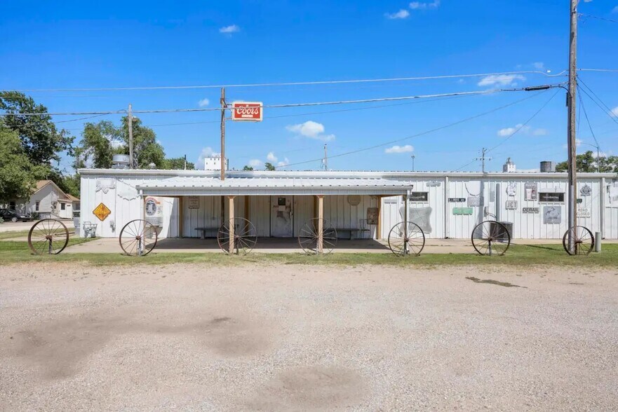 More Photos Of 2106 E 4th Ave, Hutchinson Storefront For Sale