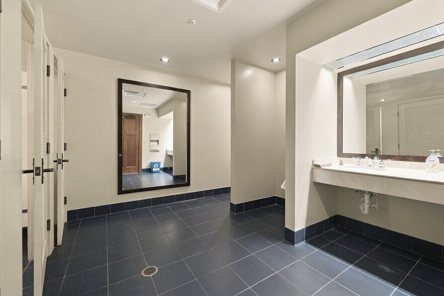 More Photos Of 1354 N Laura St, Jacksonville Office For Sale