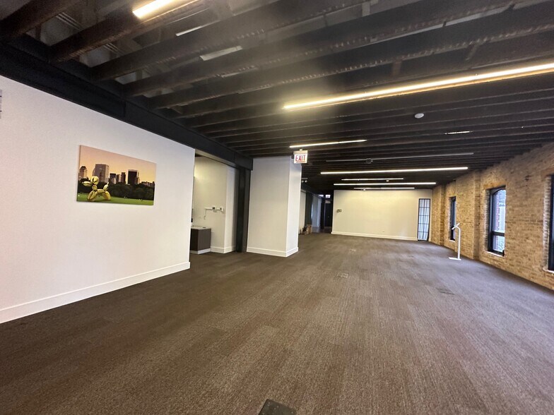 More Photos Of 646-648 N Clark St, Chicago Office For Lease