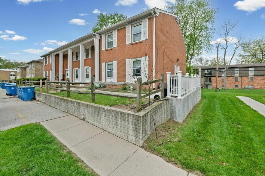 More Photos Of 4855 Wickford Dr E, Sylvania Apartments For Sale