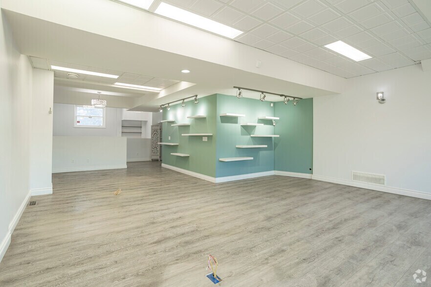 More Photos Of 1904 20th Ave NW, Calgary Storefront Retail Office For Lease