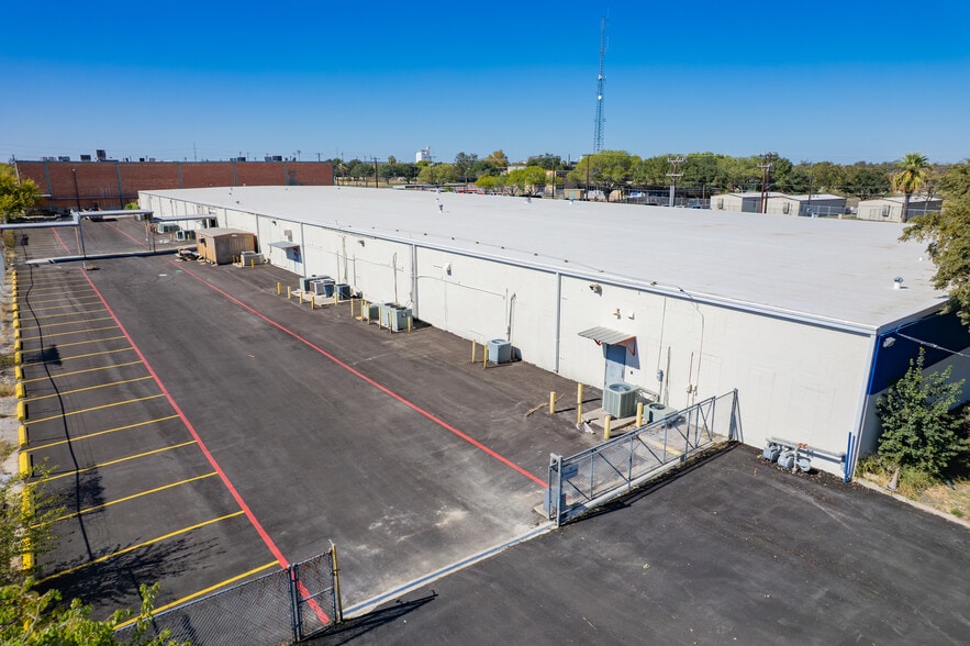 More Photos Of 5101 S Zarzamora St, San Antonio Manufacturing For Lease