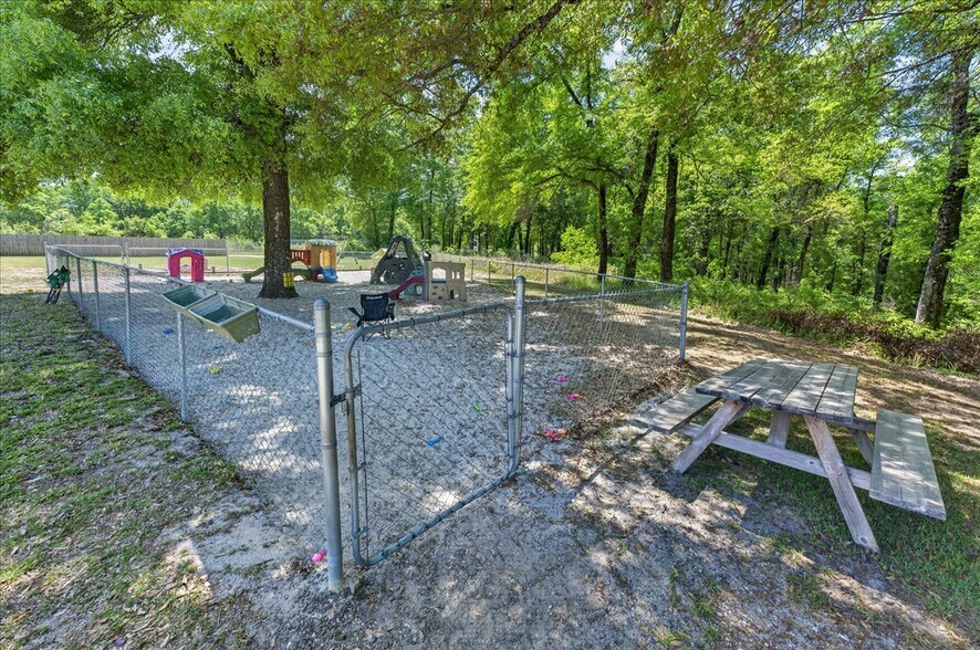 More Photos Of 100 Duggan Ave, Crestview Specialty For Sale