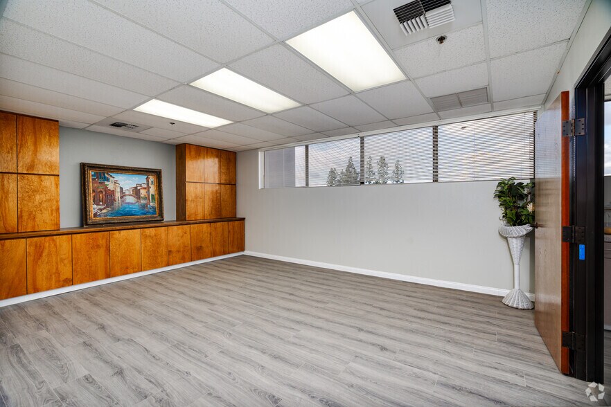More Photos Of 3550 Q St, Bakersfield Office For Sale