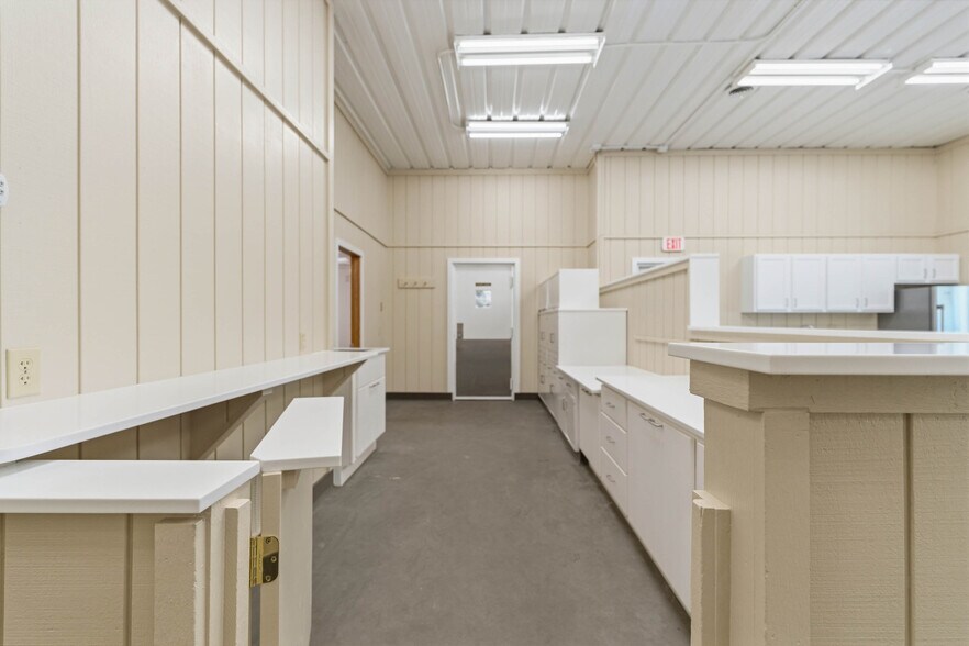 More Photos Of 7820 SE Vandalia Dr, Runnells Veterinarian Kennel For Sale