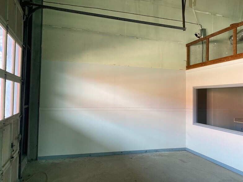 More Photos Of 1547 W Poplar St, San Antonio Warehouse For Sale