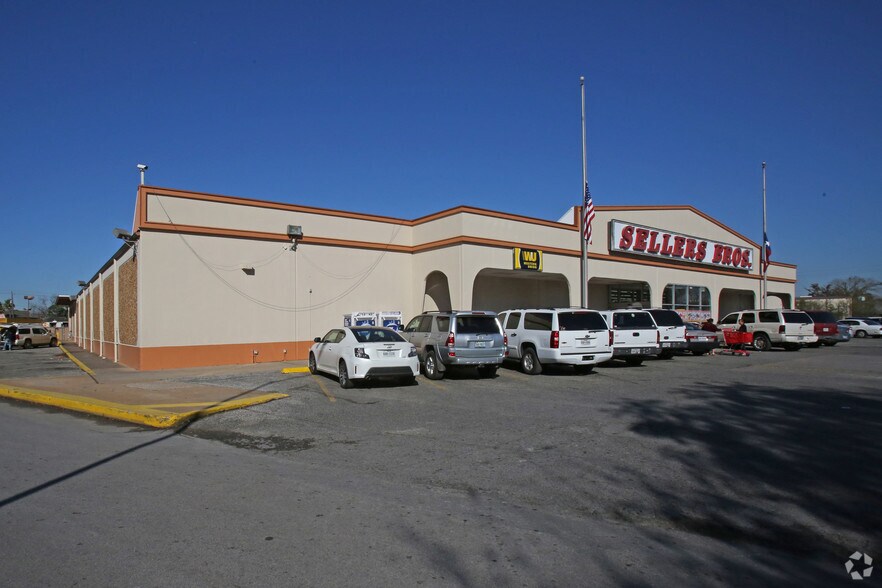 Primary Photo Of 8011 Elvera St, Houston Supermarket For Lease