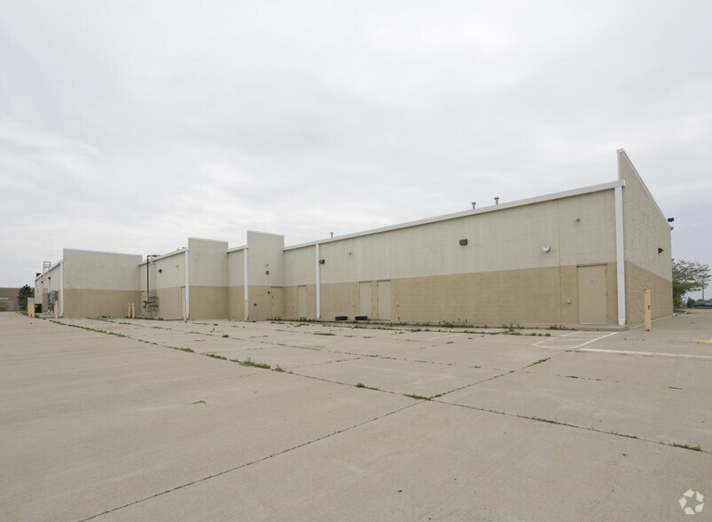 More Photos Of 2200 Westgate Dr, Bloomington Storefront For Lease