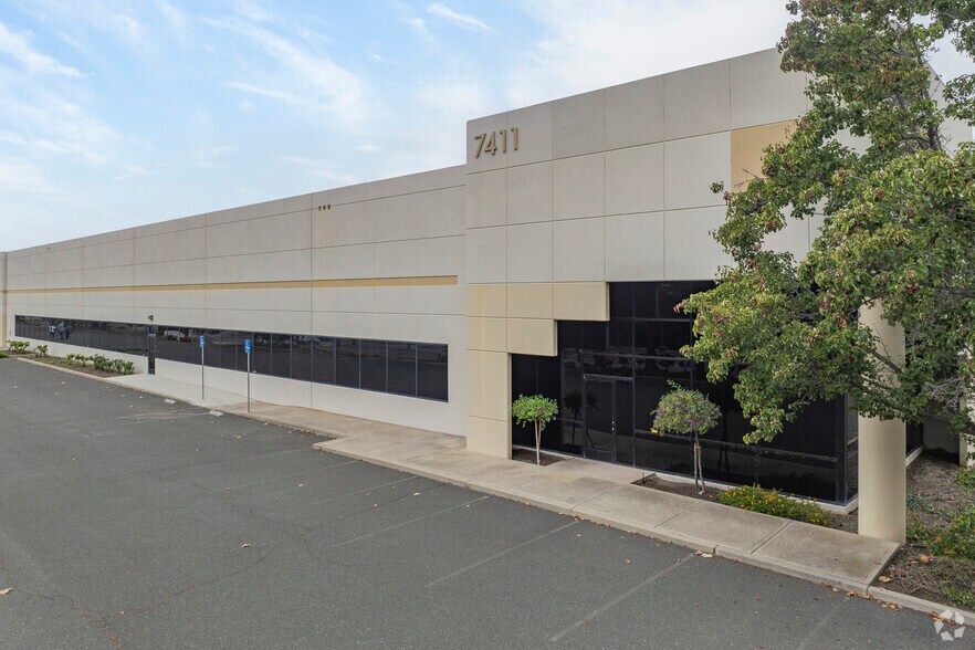 More Photos Of 7411 Central Ave, Newark Manufacturing For Lease