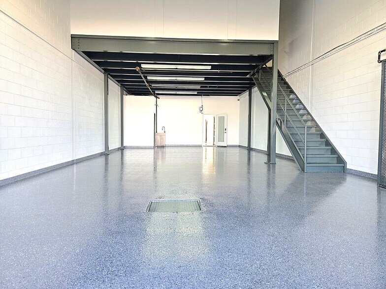 More Photos Of 557-577 Boul du Curé-Boivin, Boisbriand Warehouse For Sale