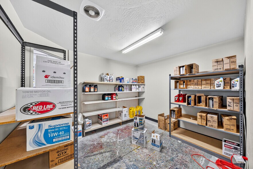 More Photos Of 3755 Crater Lake Hwy, Medford Freestanding For Sale