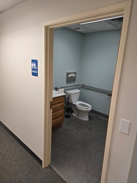 More Photos Of 407 Pine St, Mount Vernon Office Residential For Lease