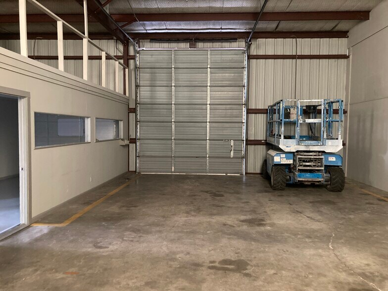 More Photos Of 204 Saul Dr, Scott Warehouse For Lease