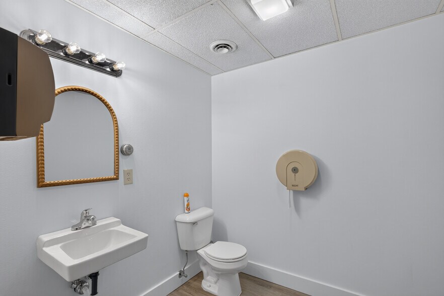 More Photos Of 908 N 4th St, Ames Warehouse For Lease