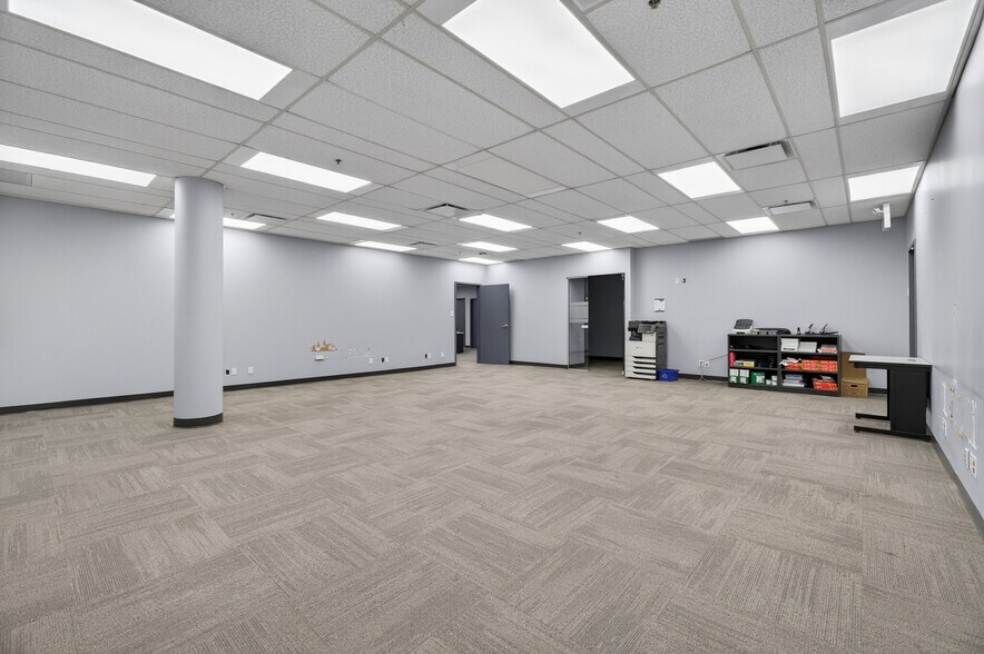 More Photos Of 455 Boul Fénelon, Dorval Medical For Lease
