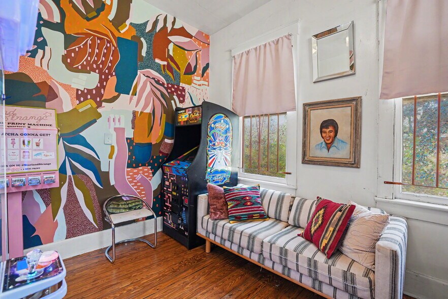 More Photos Of 17 W 41st St, Savannah Freestanding For Sale