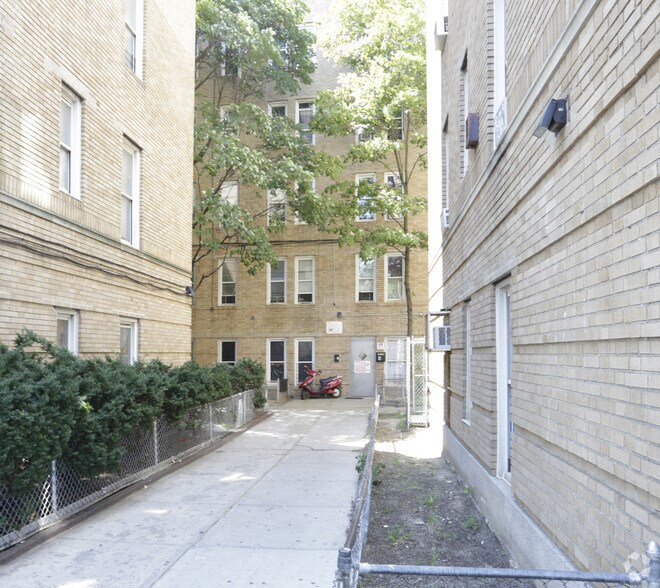 More Photos Of 1381 Castle Hill Ave, Bronx Apartments For Lease
