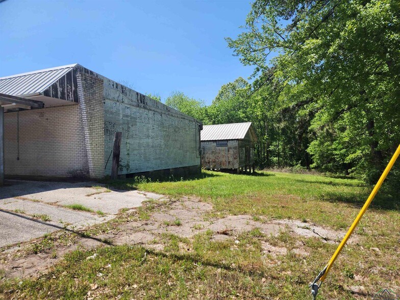 More Photos Of 10542 S Main St, New London Freestanding For Sale