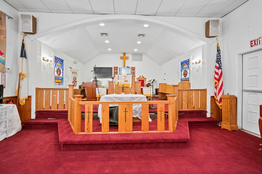 More Photos Of 109 Roslyn Rd, Roslyn Heights Religious Facility For Lease