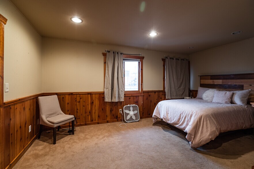 More Photos Of 1613 Chase St, La Crosse Showroom For Sale