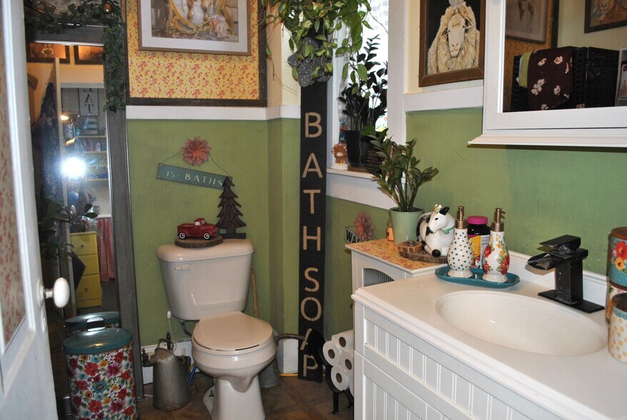 More Photos Of 209 W Main St, Circleville Storefront For Sale