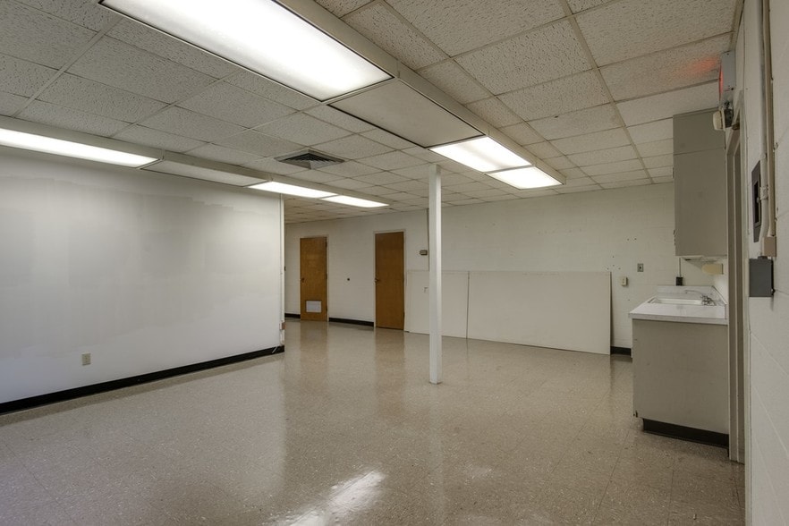 More Photos Of 305 E Hunt St, Dickson Office For Sale