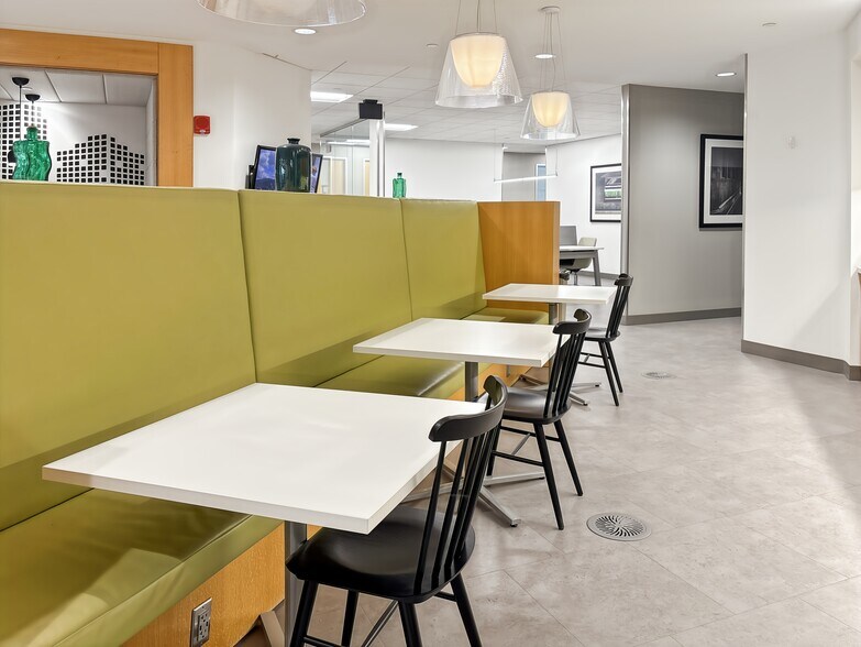 More Photos Of 10 N Martingale Rd, Schaumburg Coworking Space