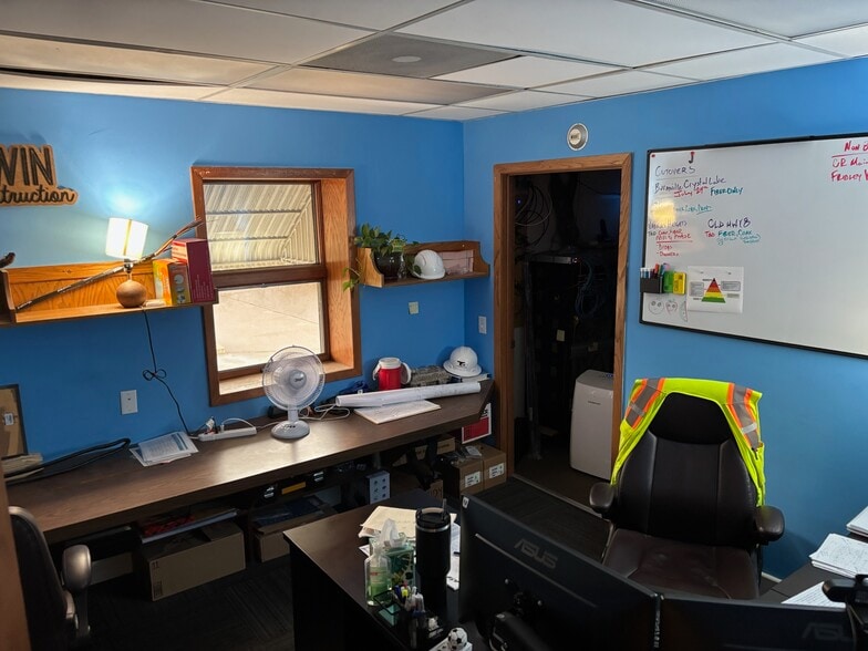 More Photos Of 2948 Rice St, Little Canada Warehouse For Lease