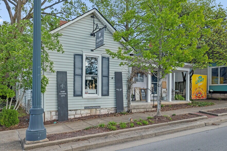 More Photos Of 915 Columbia Ave, Franklin Freestanding For Sale