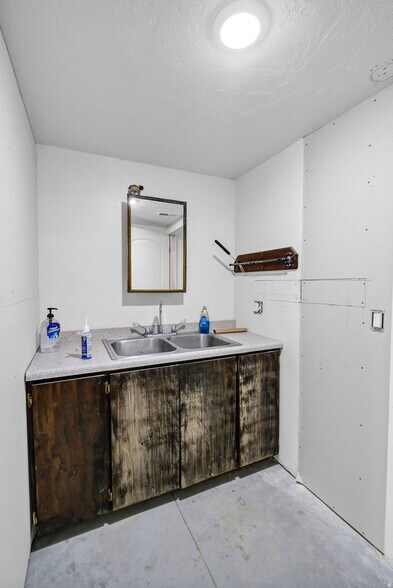 More Photos Of 46 S Center St, Elsinore Industrial For Sale