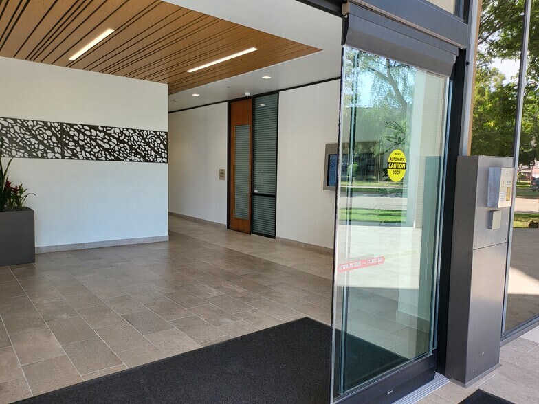 More Photos Of 4747 Bellaire Blvd, Bellaire Unknown For Lease